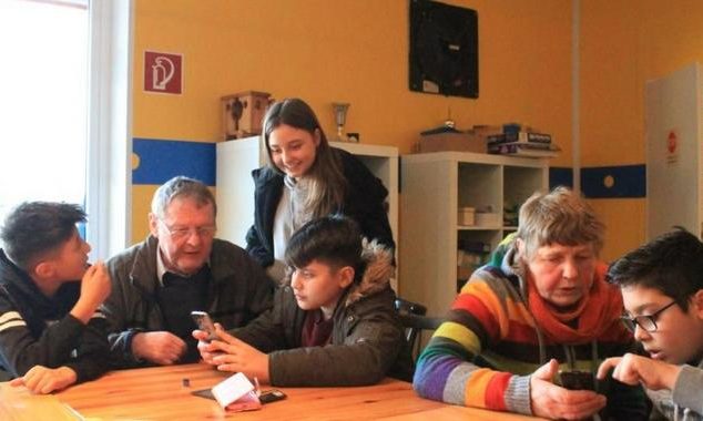 Senioren-ueben-mit-Jugendlichen-am-Smartphone_big_teaser_article
