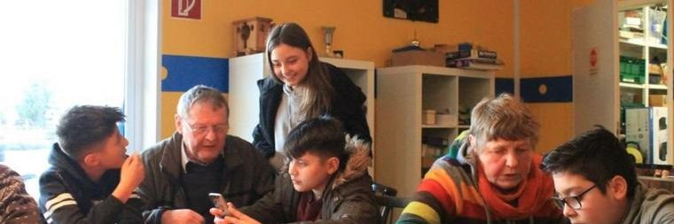 Senioren-ueben-mit-Jugendlichen-am-Smartphone_big_teaser_article