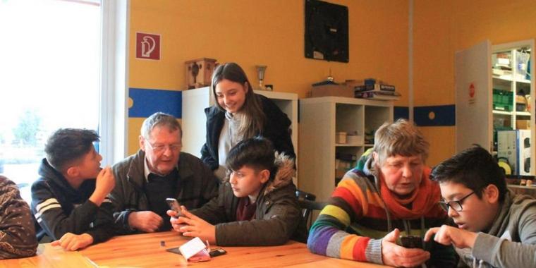 Senioren-ueben-mit-Jugendlichen-am-Smartphone_big_teaser_article