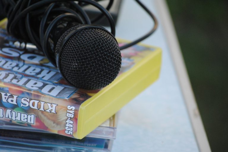 microphone-788561_1920